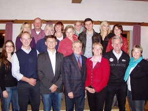 Foto: unten von li.: Barbara Lipka (Kasse), Jochen Ullrich (Technischer Leiter), Helmut Sperr (1. Vorstand), Hansi Heider (2.Vorstand), Ulrike Anzinger (Presse), Michael Hamburger (Beisitz), Petra Kobus (Kassenprüfung) 2. Reihe von li.: Karin Porschke (Beisitz), Franz Kleinfelder (Geschäftsführer), Edith Klein-Schießl (Jugend), Stefan Baumgartner (Beisitz), Lisa Frisch (Beisitz), Christl Neudecker (Kassenprüfung) Letzte Reihe von li. Fred Weger (Beisitz), Lisa Feckl (Beisitz), Jenny Hindrichs (Schriftführer)